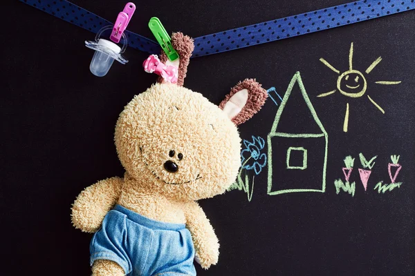 Tableau noir avec dessin et peluche — Photo