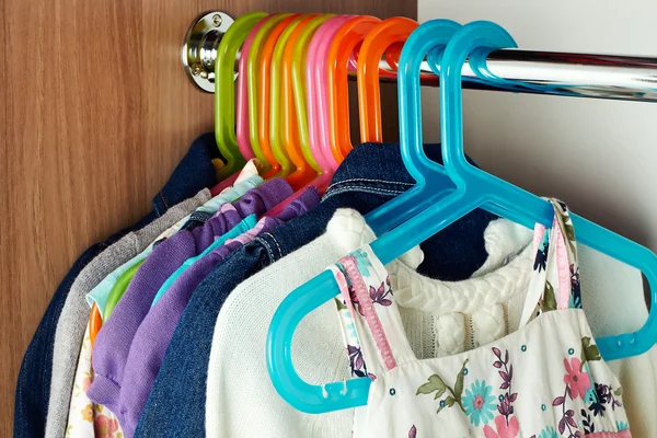 Guarda-roupa com bebê chalupas — Fotografia de Stock