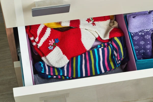 Open dressoir lade met sokken — Stockfoto
