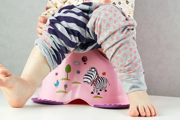 Child sits on a potty — Stock Photo, Image