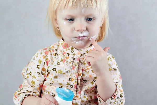 Petite fille avec crème pour le corps — Photo