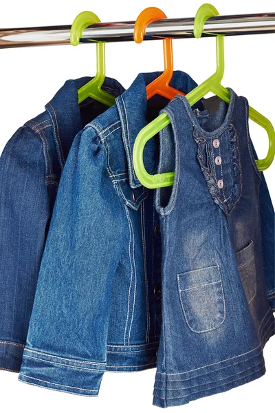 Roupas de criança jeans pendurar em um armário — Fotografia de Stock