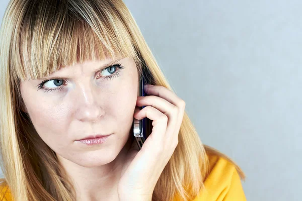 Angry girl talking on her cell phone — Stock Photo, Image