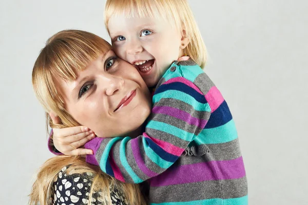 Mother and daughter embracing — Stock Photo, Image