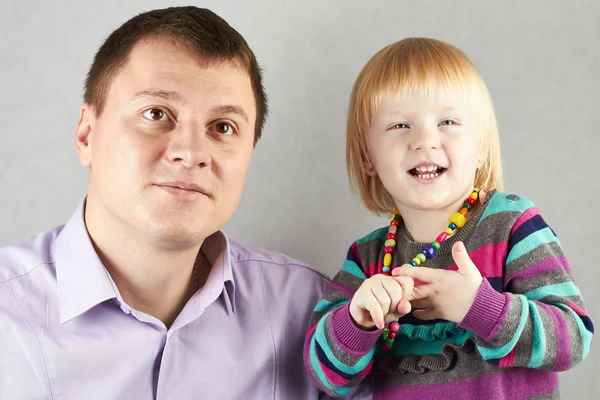 Padre con pequeña hija rubia mirar hacia — Foto de Stock