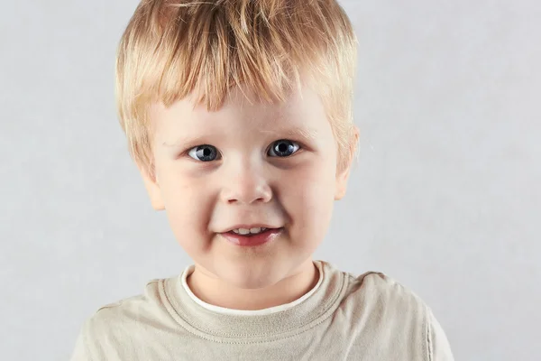 Vacker blond pojke tittar på kameran — Stockfoto