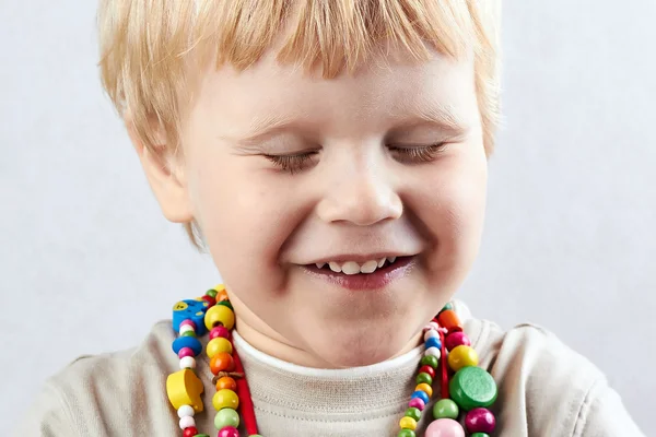 Lustiger kleiner Junge schließt die Augen — Stockfoto