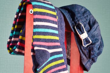  bir sandalye kap ile çizgili renkli külotlu çorap asmak