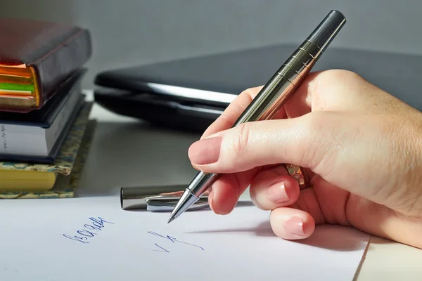 Affärskvinna som sitter vid office skrivbord underteckna ett kontrakt — Stockfoto