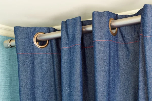 Denim gardiner med ring-top järnväg — Stockfoto