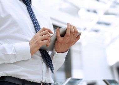 işadamı duran ve dijital tablet ile çalışma