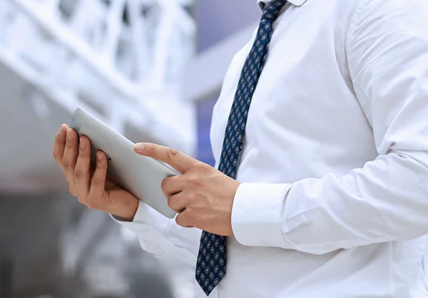 Affärsman står och håller digital tablet — Stockfoto
