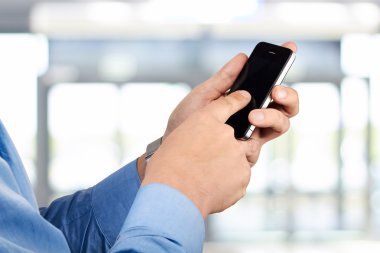 Holding ve mobil akıllı telefon kullanan iş adamı