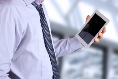 Dijital tablet tutan işadamı