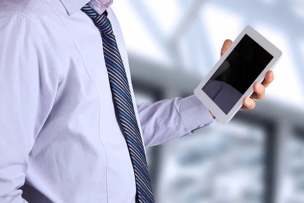 Empresario sosteniendo una tableta digital — Foto de Stock