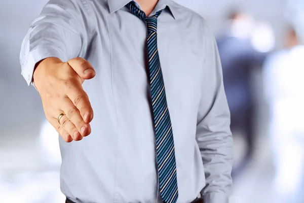 Un hombre de negocios con la mano abierta listo para cerrar un trato — Foto de Stock