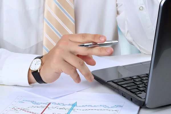 Junger Geschäftsmann im Büro sitzt an seinem Schreibtisch, re — Stockfoto