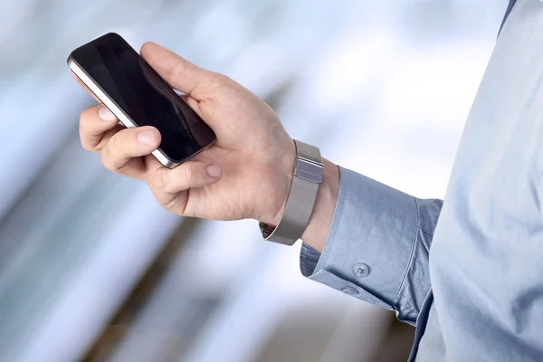 Biznesmen posiadania i używania inteligentny telefon — Zdjęcie stockowe