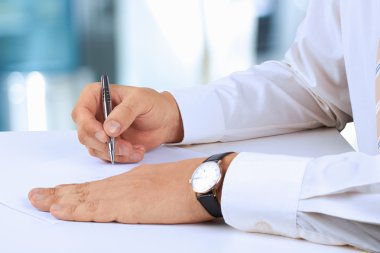 ofis masa başında oturan ve bir sözleşme imzalayarak işadamı