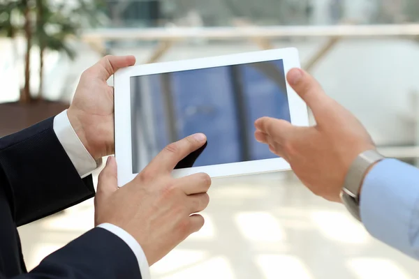 Beeld van twee jonge ondernemers met behulp van de touchpad — Stockfoto