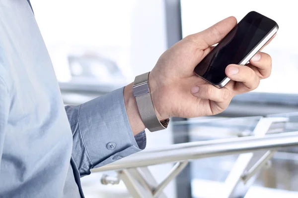 Businessman holding  and using the  mobile  smart  phone — Stock Photo, Image