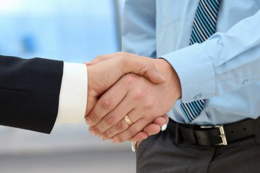 bir firma el sıkışma iki meslektaşları arasında yakın çekim görüntüsü