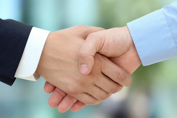 Close-up image of a firm handshake  between two colleagues on a — Stock Photo, Image