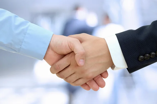Close-up image of a firm handshake  between two colleagues on a — Stock Photo, Image
