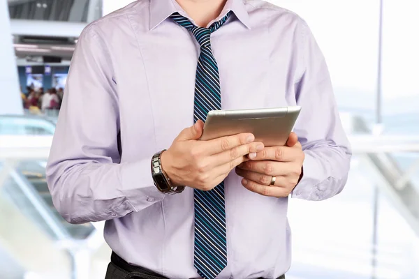 Affärsman som innehar en digital tablet — Stockfoto
