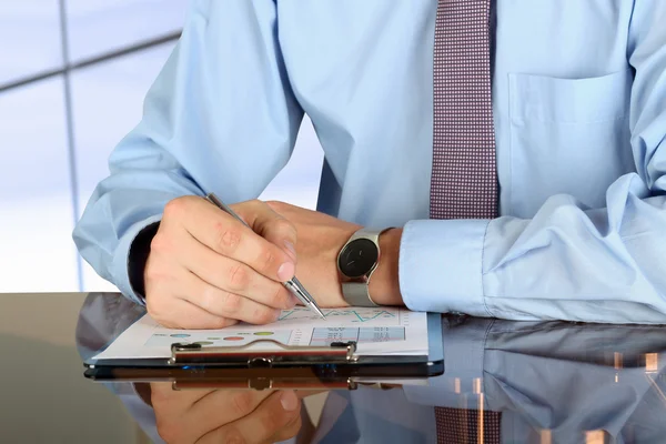 Empresário fazendo negócios, sentado em sua mesa no escritório , — Fotografia de Stock