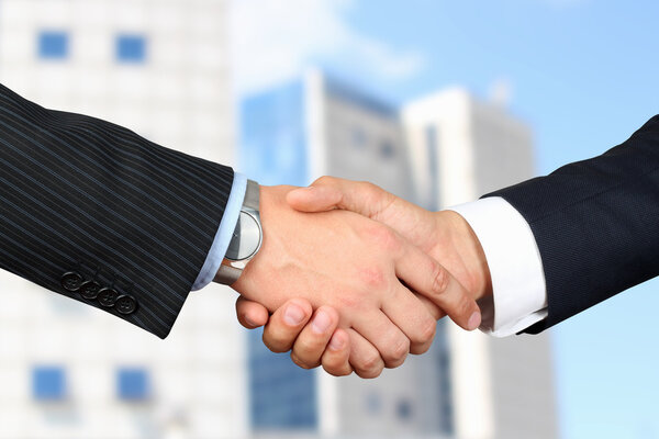 Крупный план крепкого рукопожатия между двумя коллегами outsi
