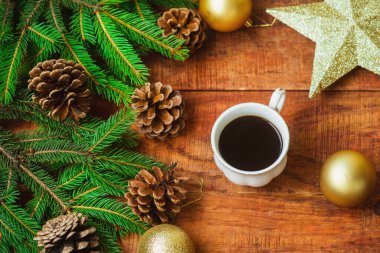 Noel arkaplanı. Ladin dalları, altın yıldız ve toplar, külahlar ve tahta arka planda kahve. Boşluğu, çerçeveyi, metin için yeri kopyala. Üst Manzara. Noel ya da yeni yıl kartı. düz yat