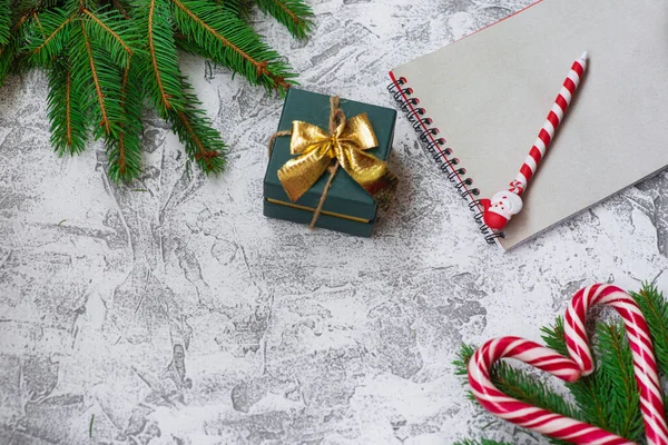 Новий Рік Або Різдвяна Композиція Ялинкових Зелених Гілок Новорічний Подарунок — стокове фото