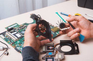 Sihirbaz dizüstü bilgisayarı aletler ve ellerle tamir eder