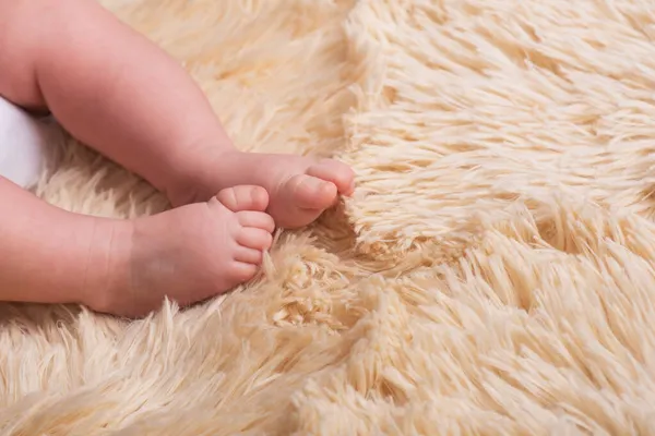Γυμνά Πόδια Νεογέννητου Αφράτο Ελαφρύ Ένα Τόνο Ζεστό Κάλυμμα Χαριτωμένο — Φωτογραφία Αρχείου