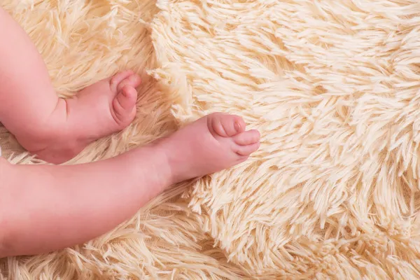 Γυμνά Πόδια Νεογέννητου Αφράτο Ελαφρύ Ένα Τόνο Ζεστό Κάλυμμα Χαριτωμένο — Φωτογραφία Αρχείου