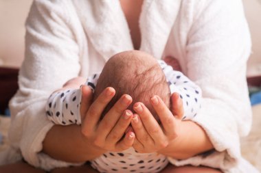 Annelerin kollarındaki bebekler. Annelik sevgisi ve özen göstergesi. Bebeklerin kafası çok yakın..