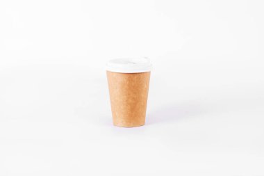 Beyaz arka planda yeniden kullanılabilir kahve fincanı. sıfır atık konsepti. Ekoloji. Plastik bardakların yerine. Uzayı kopyala, yeşile git, izole et