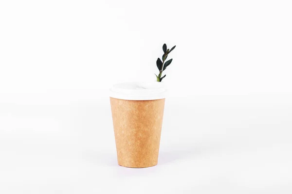 再利用可能な材料のコーヒーカップ白い背景のカバーから緑の小枝 廃棄物ゼロ 生態学 プラスチックカップの交換 コピースペース 隔離された — ストック写真