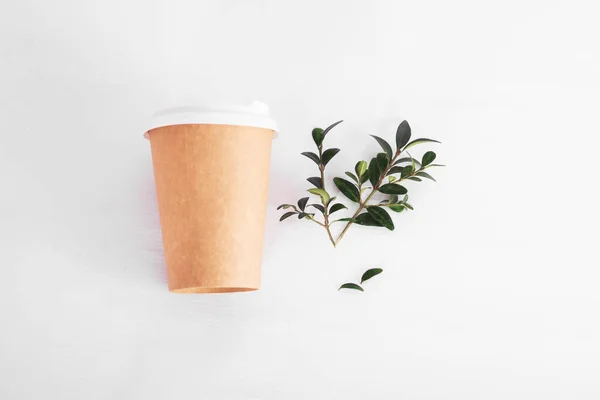 Φλιτζάνι Καφέ Επαναχρησιμοποιήσιμα Υλικά Πράσινο Κλαδί Λευκό Φόντο Έννοια Μηδενικών — Φωτογραφία Αρχείου
