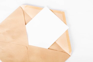 Açılmış kağıt zarf beyaz arka planda izole edilmiş boş bir kağıt parçası. Sıfır atık. Organik malzeme. Üst görünüm, alanı kopyala
