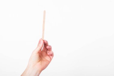 Beyaz arka planda yeniden kullanılabilir malzemelerin kahvesini karıştırmak için tahta çubuk. sıfır atık konsepti. Ekoloji. Plastik bardakların yerine. Uzayı kopyala, yeşile git, izole et