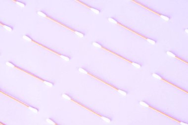 Arka planda yeniden kullanılabilir bambu çubuğu. Plastik tomurcuklara alternatif olarak düz üst görünüm yatıyordu. Çevre dostu sürdürülebilir yaşam tarzı kavramı. Sıfır atık projesi, yaratıcı resim