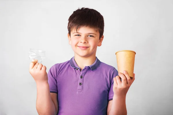 Garçon Souriant Tient Plastique Une Tasse Boire Papier Dans Les — Photo