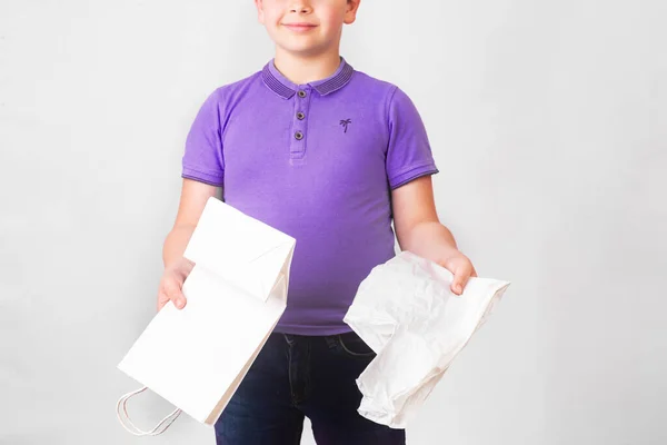 Χαριτωμένο Αγόρι Πολύ Peri Short Κρατώντας Χαρτί Και Πλαστικές Σακούλες — Φωτογραφία Αρχείου