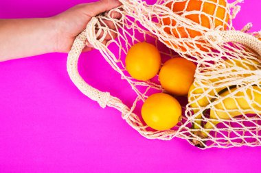 Kanvas pamuk alışverişi çevre dostu çanta içinde organik meyve ve yiyecekler var. Sıfır atık, plastiksiz konsept. Üst manzara, düz uzanma