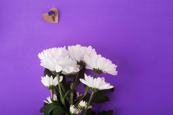 Çiçek Kompozisyonu Beyaz Çiçeklerden Oluşan Desen Kağıttan Kalpte Bir Çiçek — Stok fotoğraf