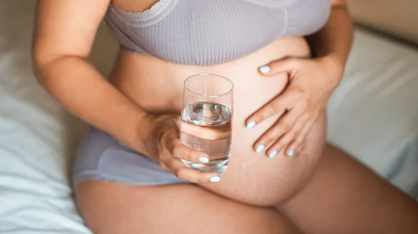 Concepto Embarazo Cuidado Salud Primer Plano Mujer Embarazada Sentada Cama —  Fotos de Stock