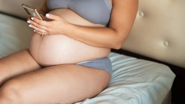 Hoge Resolutie Zwangerschapsfoto Zwangere Buik Close Een Zwangere Vrouw Kijkt — Stockfoto