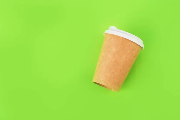 Φλιτζάνι καφέ επαναχρησιμοποιήσιμα υλικά σε πράσινο φόντο. έννοια μηδενικών αποβλήτων. αντικατάσταση για πλαστικά ποτήρια — Φωτογραφία Αρχείου
